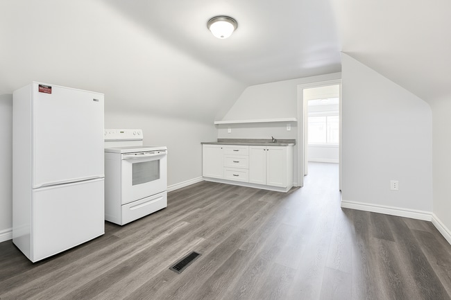 Photo - 18 Barnesdale Ave N Unit 3