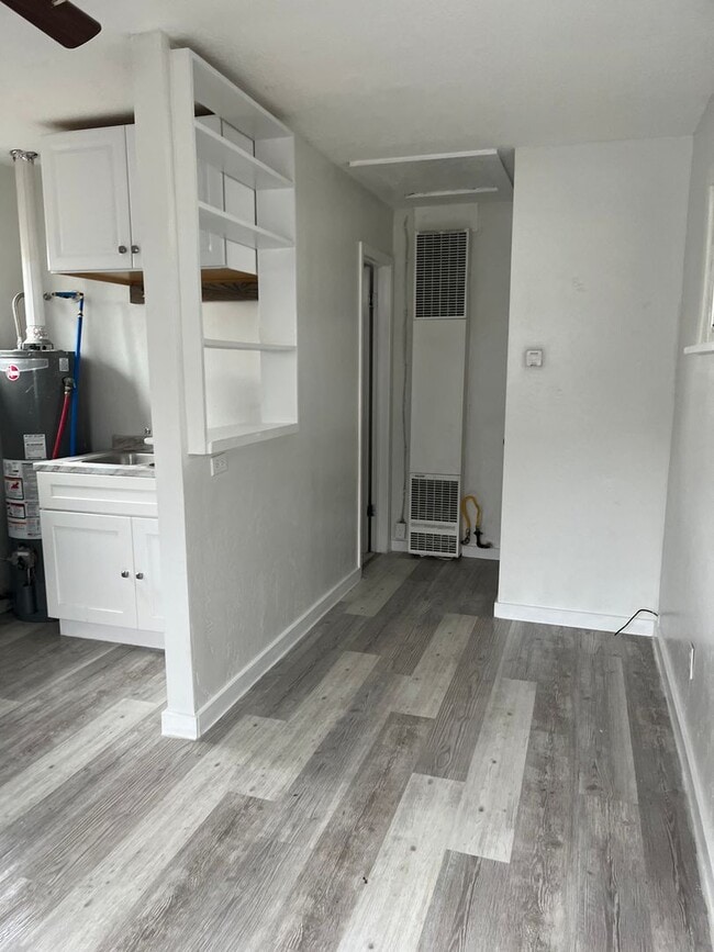 Building Photo - Nice studio for rent in tree streets!