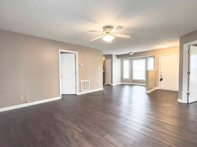 Photo - 587 Joshua Dr