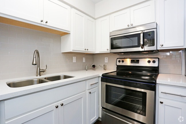 1BR, 1BA - The Antigua 571 SF - Arcadia Gardens