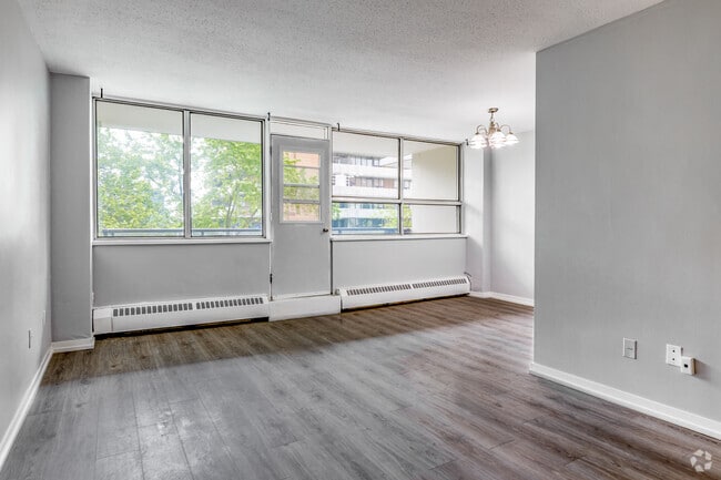 2BR, 1BA - 898SF - Living Room