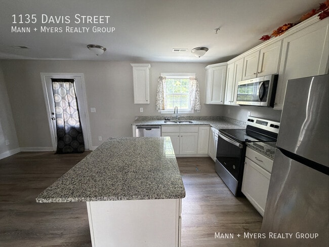 Photo - 1135 Davis St