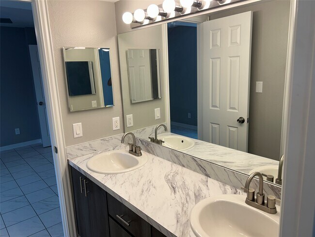 Photo - 1880 White Oak Dr Unit 103