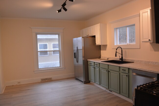 330 E Main St