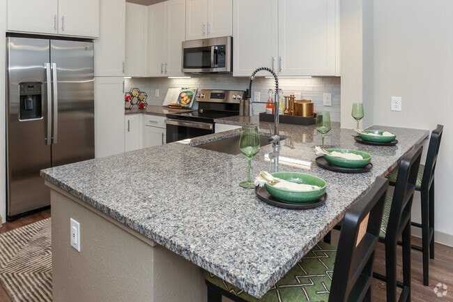 2BR, 2BA - 1028SF - B1 - Kitchen