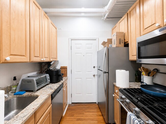 Photo - 677.5 W Wrightwood Ave Unit GDN