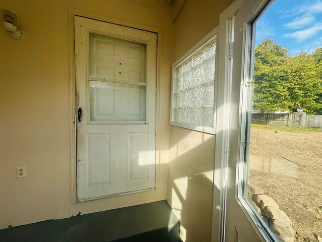 Photo - MOVE-IN READY !! BEAUTIFULLY PROPERTY WITH HUGE YARD