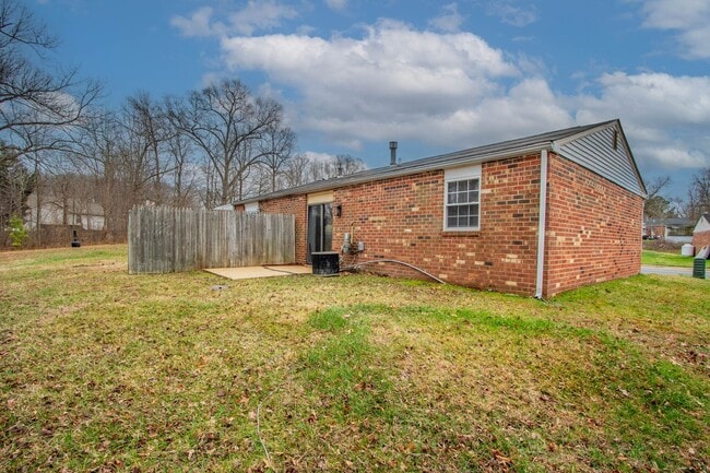 Photo - Great - 2 BEDROOM - Bright Open Floor Plan !!