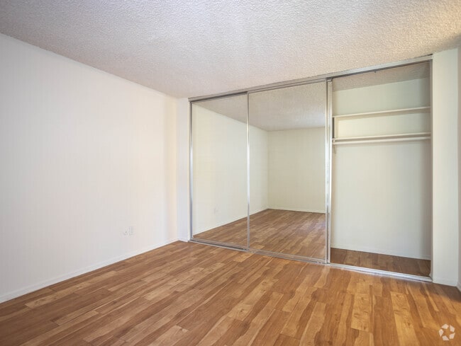 Green Valley Circle Apartments