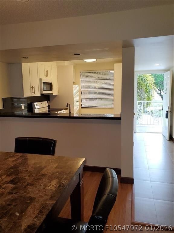 Building Photo - 6061 Balboa Cir Unit 201