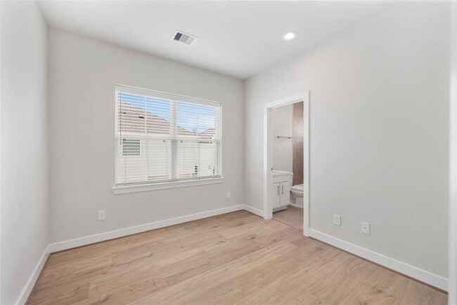 Building Photo - 3037 Hicks St