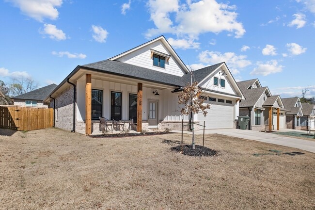 Photo - 3067 Royal Gdn Rd