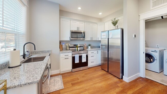 Building Photo - 4BR/4BA Townhome in the Heart of Fort Sand...