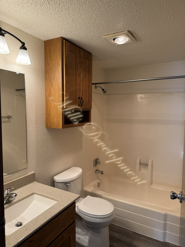 Photo - 305 W 8th St S