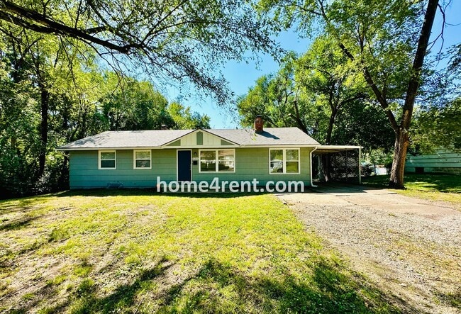 Building Photo - Ranch Style Home in KCMO w/ LVP Floors, SS Appliances and a Fenced Yard!