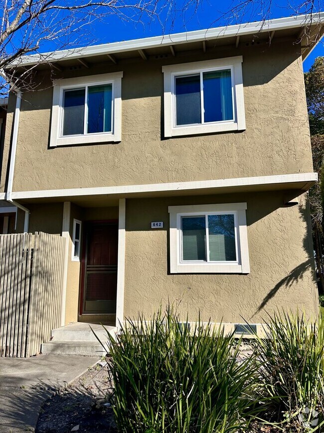 Building Photo - 2 bedroom, 1.5 bath in Rohnert Park Rental