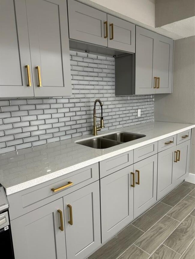 Photo - 8005 Bowen St