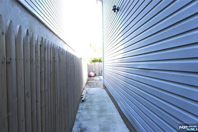 Photo - 399 S 6th St