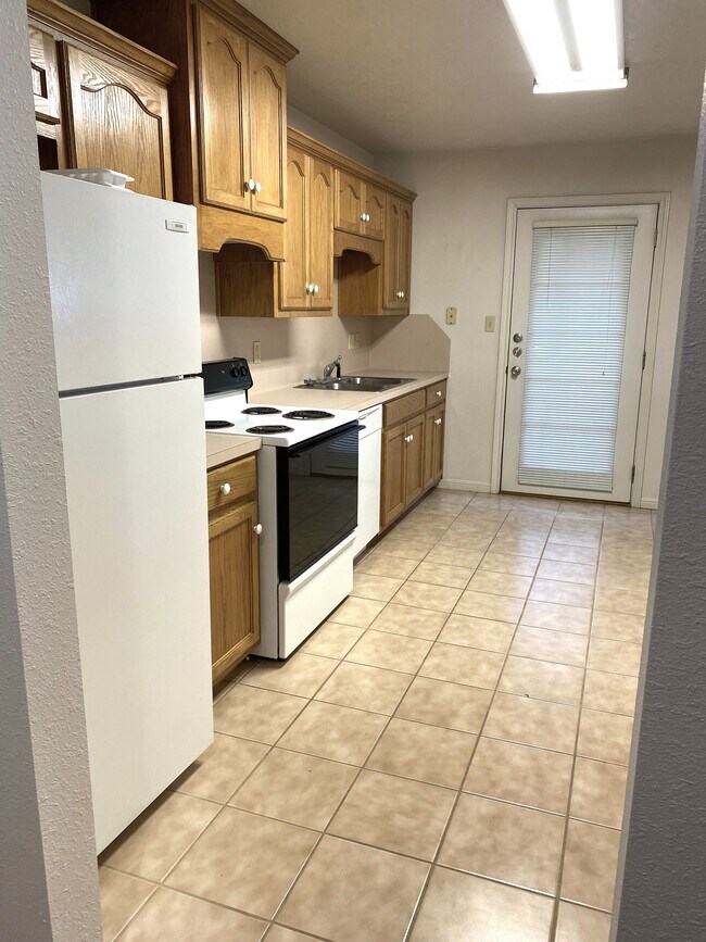 111 Chicago Ave Townhome Townhome Rental in Nederland TX