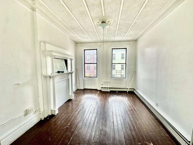 Building Photo - 319 8th St Unit 3R