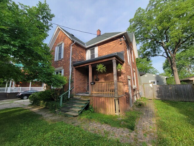 Photo - 321 Russell St S Unit A