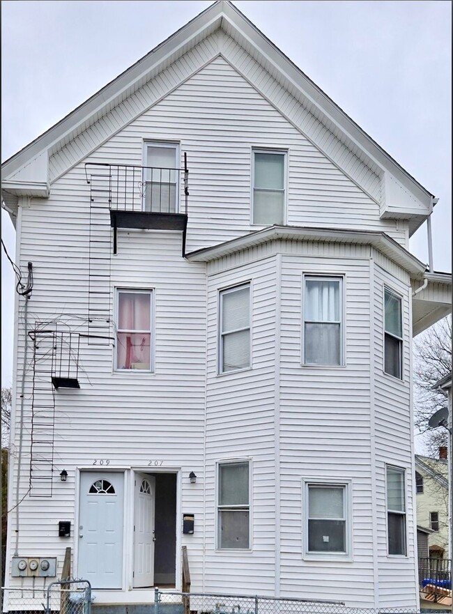 Building Photo - 207-209 Pawtucket Avenue Unit 1