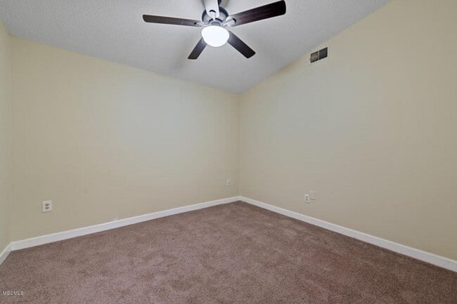 320 Lakeview Blvd