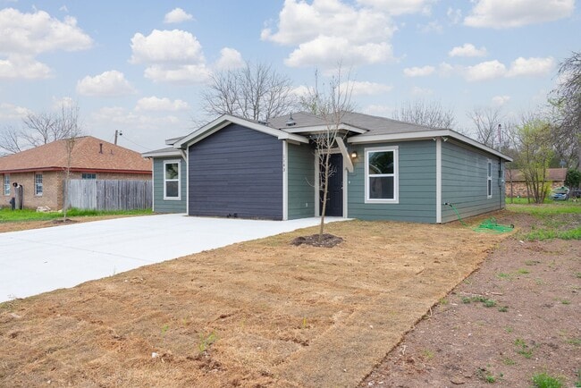 Photo - Spacious 3-Bedroom Home with Hardwood Floors & Modern Finishes in Seguin