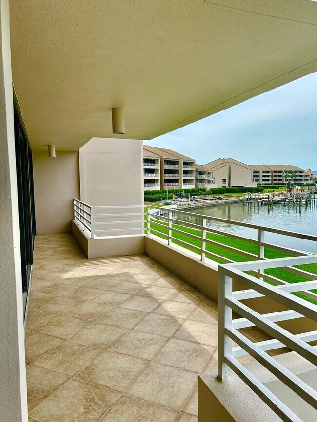 Photo - Beautifully Remodeled 2/2 Waterfront Unit ...