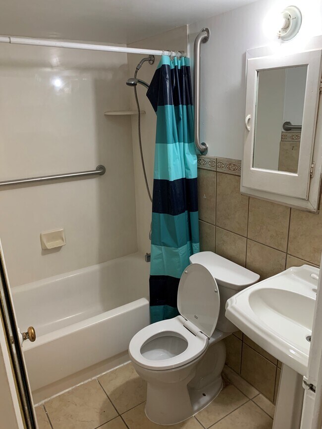 Photo - 562 S Main St Unidad B