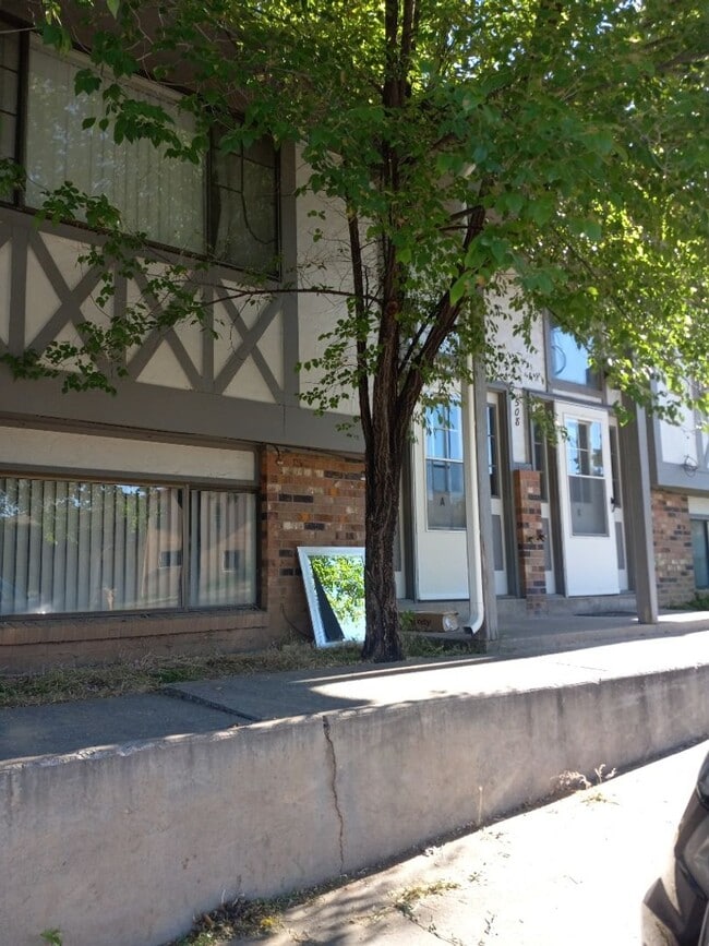 Building Photo - 508 E 7th St Unit A