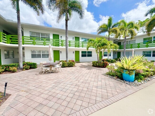 Building Photo - ** OLDE NAPLES ** 1 BED / 1 BATH ** CONDO ...