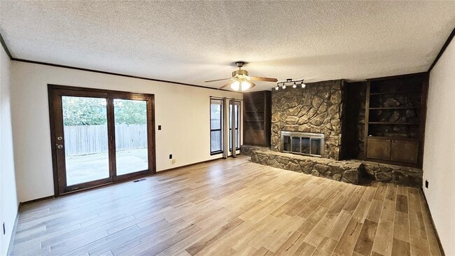 Photo - 211 Redbud St