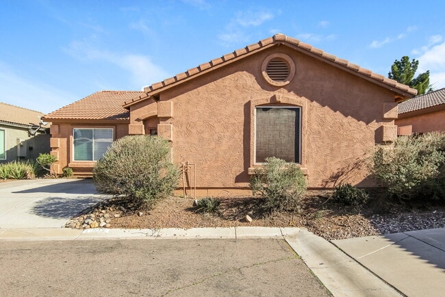 Building Photo - 2125 E Danbury Rd