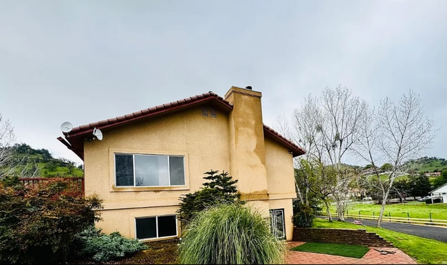 Photo - Huge 5 bedroom Home in Scenic Setting