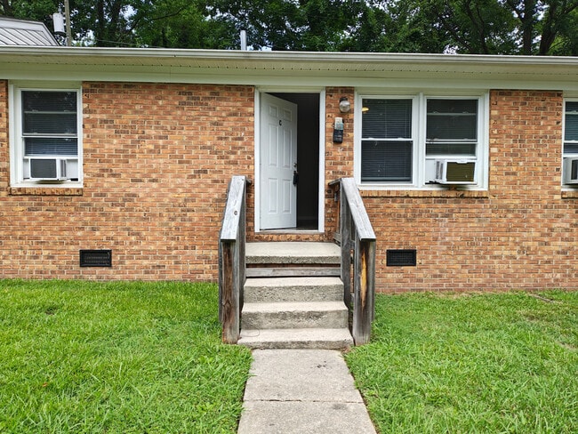 Building Photo - Room in Apartment on Overland Heights