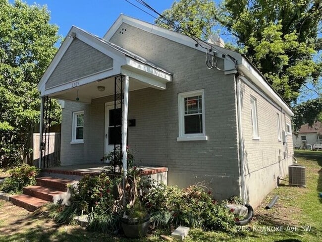 Photo - 2205 Roanoke Ave SW