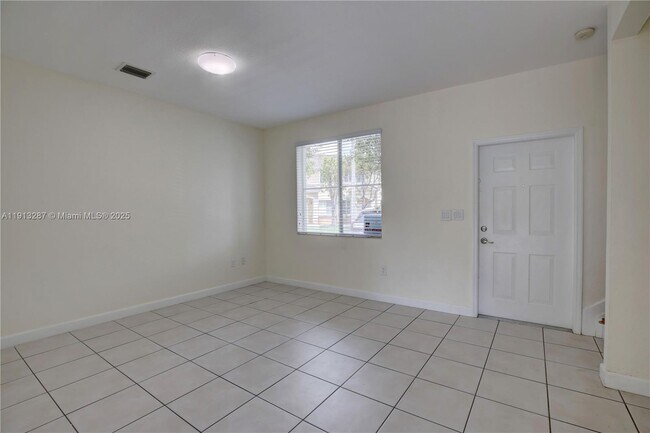 Photo - 7341 NW 174th Terrace Unidad 107
