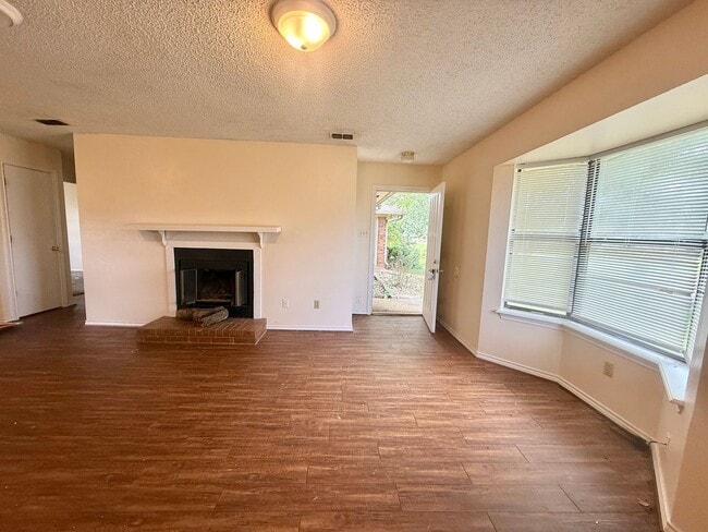 Photo - 2-bed/1-bath in Flint!