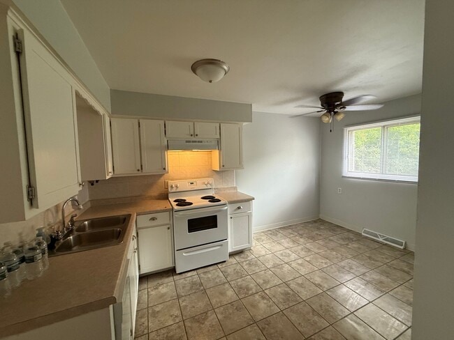 Photo - 542 S Newman Rd
