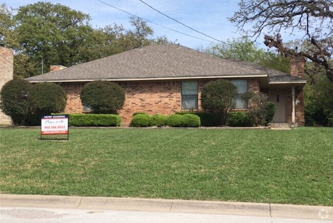 Building Photo - 2 Bedroom/2 Bath duplex with covered carport Rental