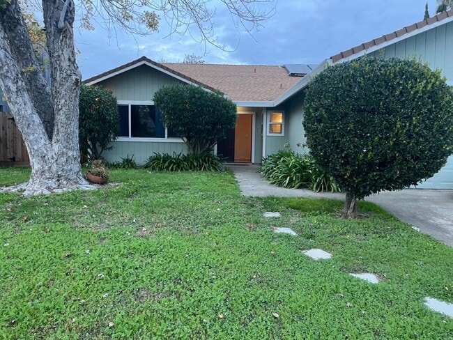 Building Photo - Located in a great neighborhood, 3-4 bedroom, 2-bath home with a 2-car garage.