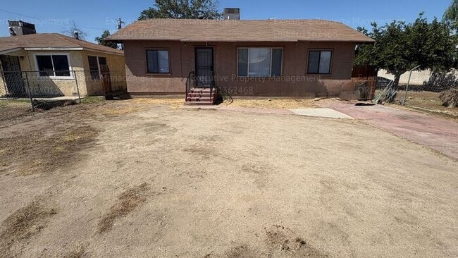 Building Photo - 4 bedroom 2 bathroom house in East Bakersfield near park and schools.