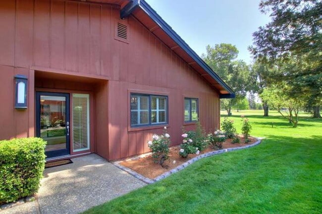 Building Photo - Fabulous condominium home on 6th Fairway of El Macero Country Club.