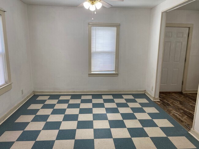 Photo - 611 Fredonia St