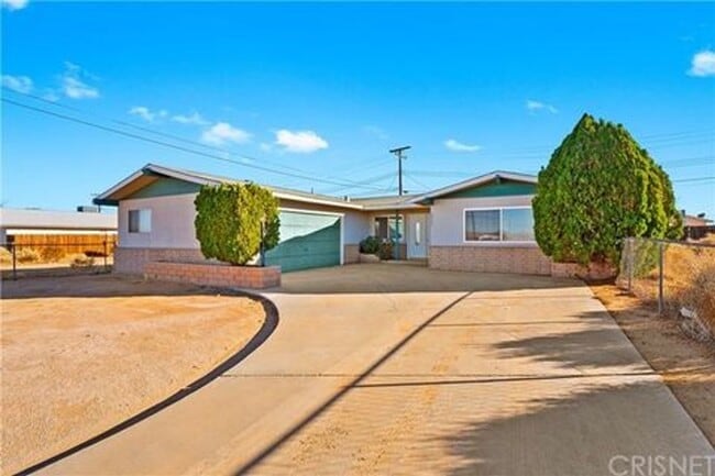 Building Photo - Nice 3 bedroom / 2 bathroom House with lot...