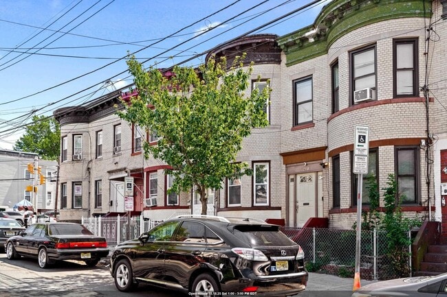 Building Photo - 61 Clendenny Ave Unit 2