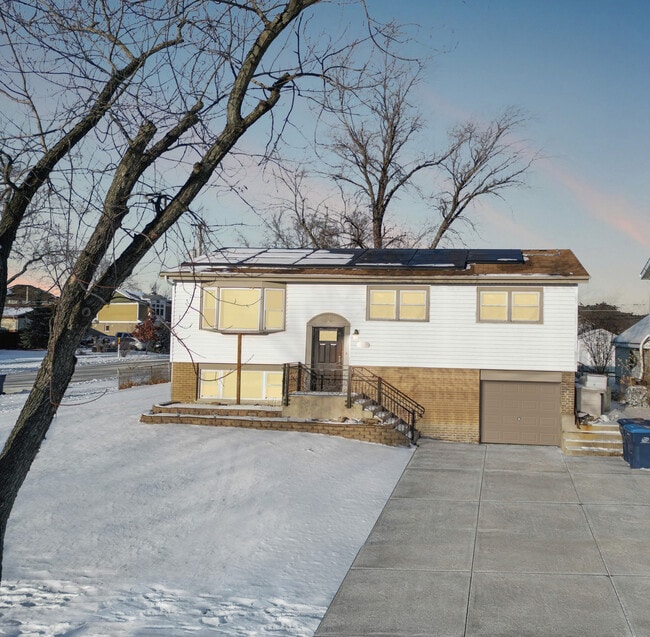 Building Photo - 9052 W 92nd St