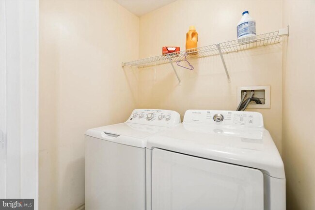 Photo - 10736 Folkestone Way