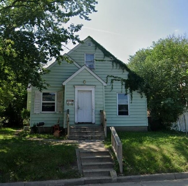 Building Photo - 4 Bed / 2 Bath House Available